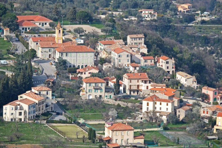 Vue panoramique du village de Châteauneuf-Villevieille depuis les ruines, illustrant la beauté du paysage local