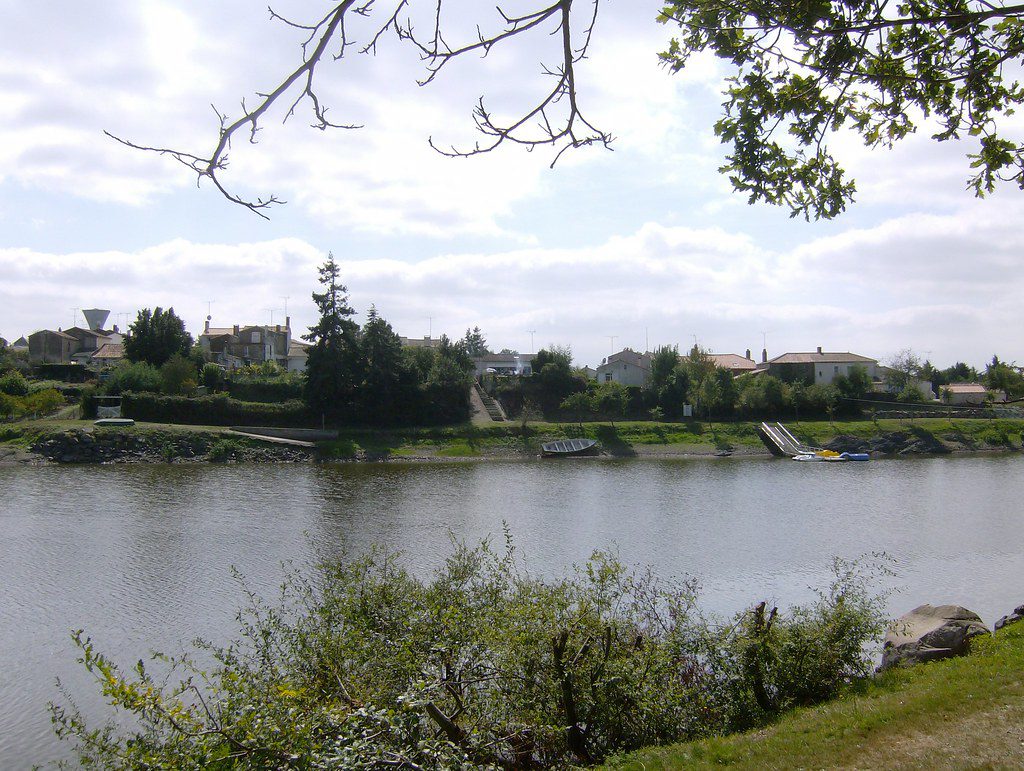 Vue aérienne du village de La Bretonnière-la-Claye avec ses environs naturels