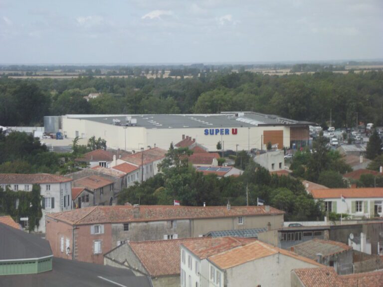 Vue pittoresque du village de Puyravault en Vendée avec ses paysages typiques