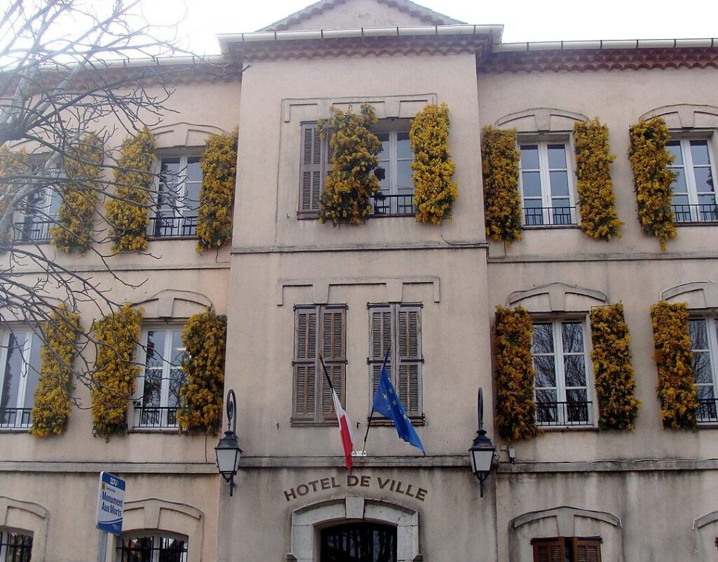 Code postal de Roquebrune-sur-Argens : découvrir les attraits économiques de la ville