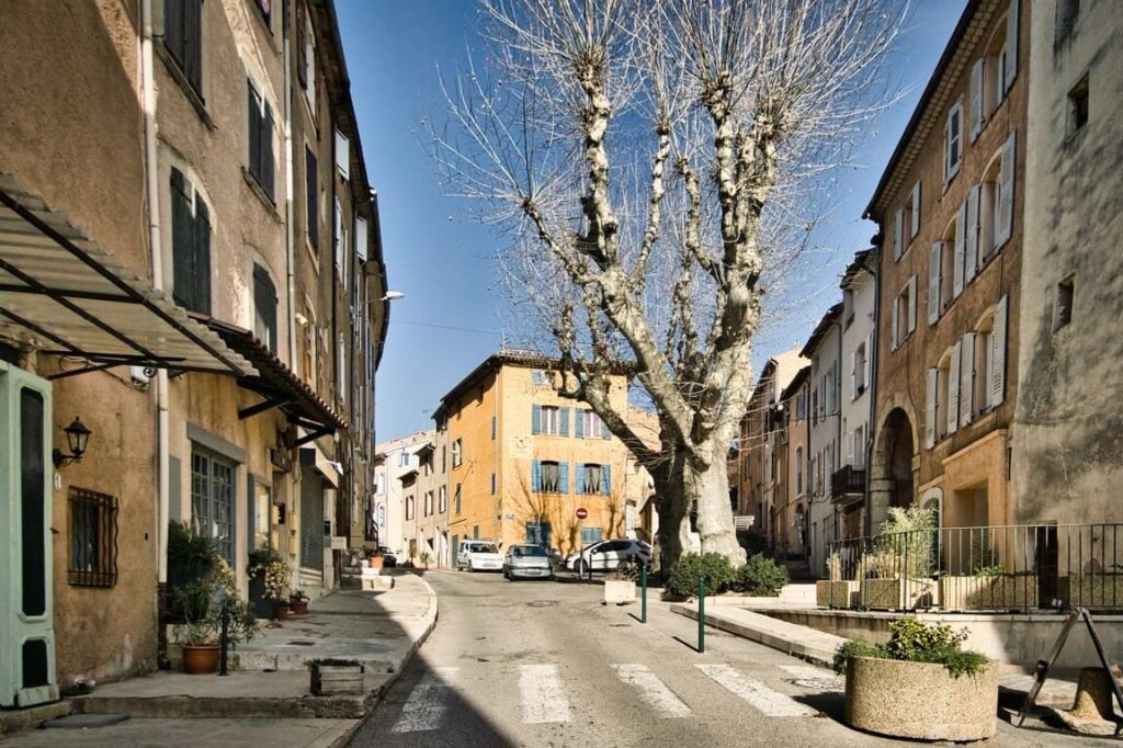 Le marché d&rsquo;Aups : un incontournable pour les amoureux de la Provence