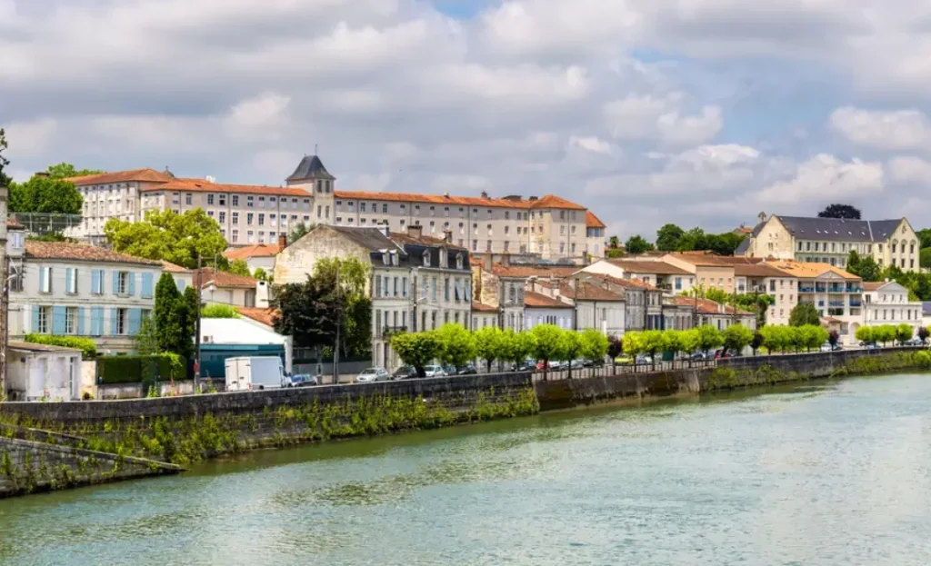 Quels sont les avantages économiques du code postal de Saintes pour votre entreprise ?