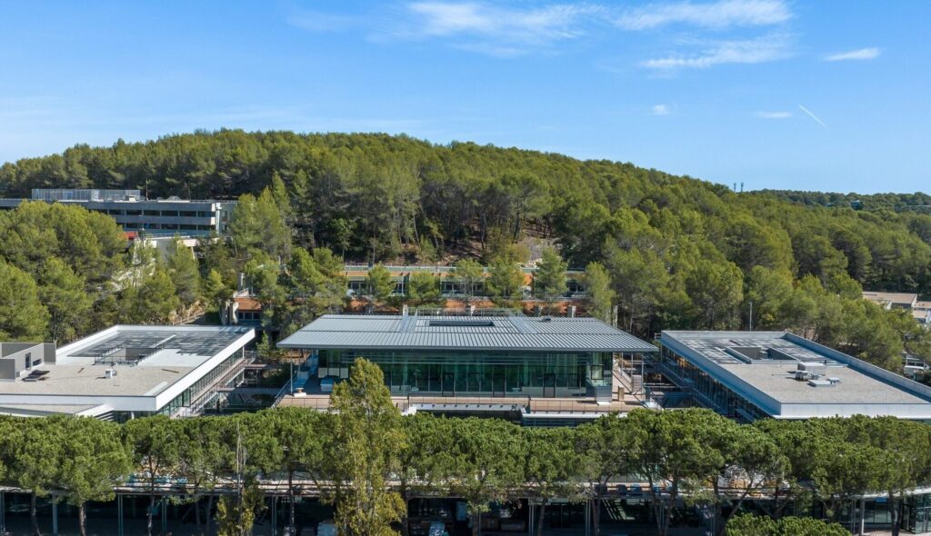 Quel est le code postal de Sophia Antipolis et pourquoi est-il important pour les entreprises locales ?