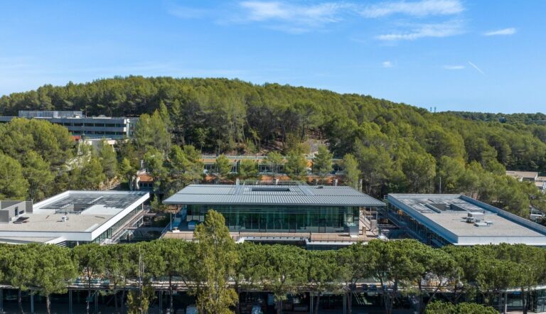 Quel est le code postal de Sophia Antipolis et pourquoi est-il important pour les entreprises locales ?