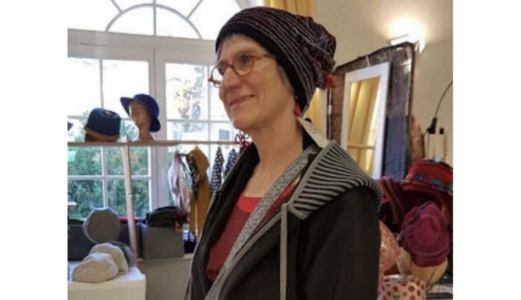 Qui travaille du chapeau ?