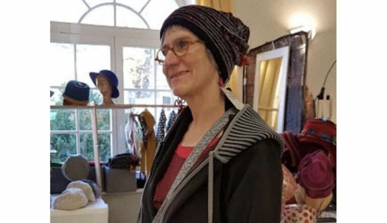 Qui travaille du chapeau ?