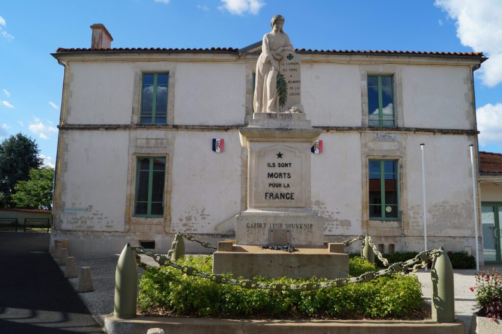 Quel est le code postal de Les Velluire-sur-Vendée ?
