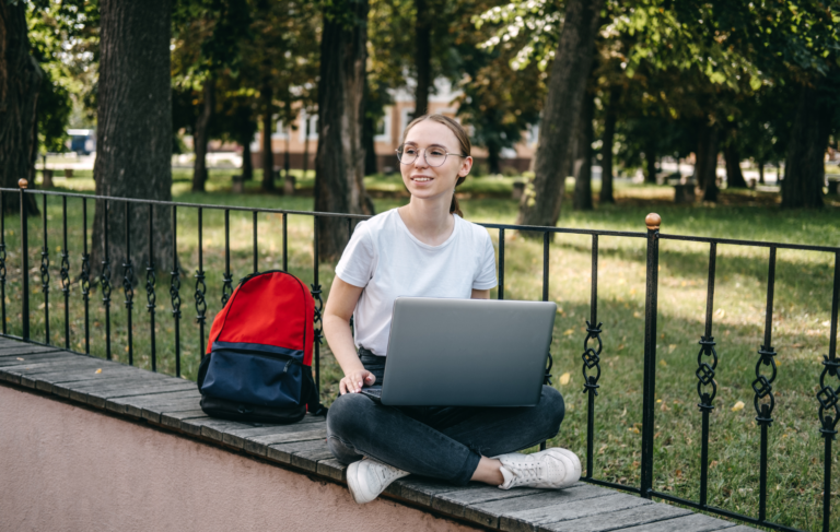 Étudiant préparant le financement de son école de commerce