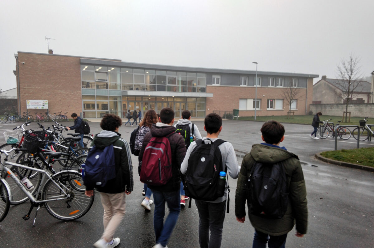 Parvis d'un établissement d'enseignement supérieur un matin gris