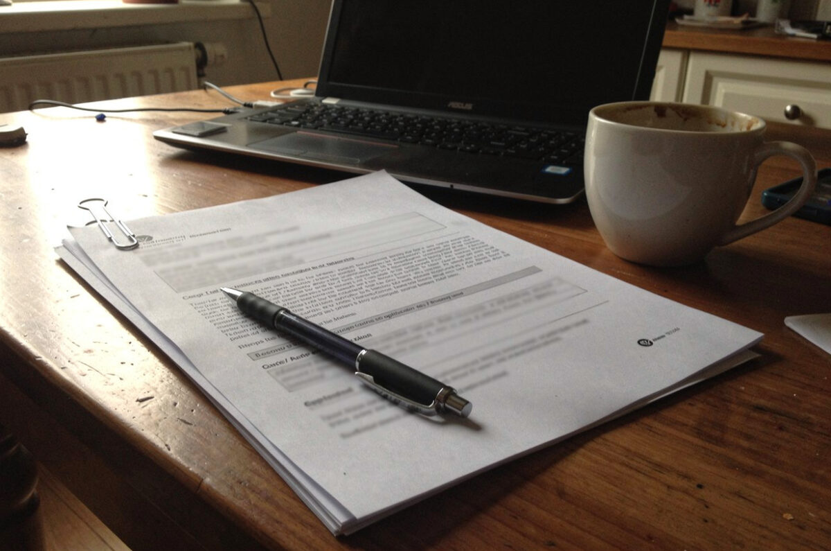 Dossier imprimé, stylo et tasse de café sur une table