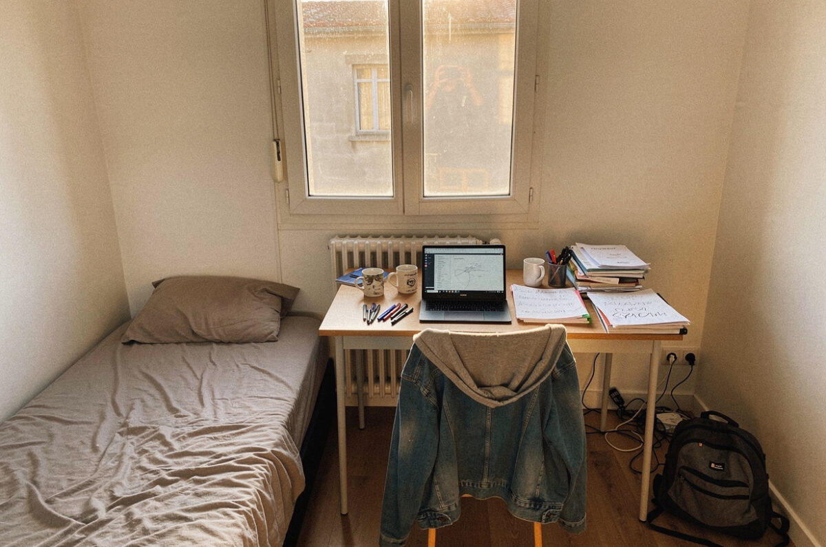 Petit studio étudiant avec un bureau sous la fenêtre